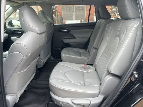 Used 2023 Toyota Highlander XLE image 21