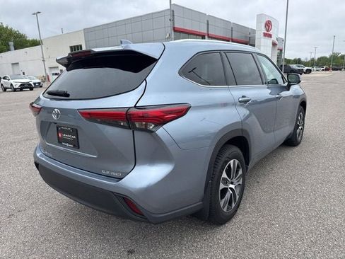 Used 2020 Toyota Highlander XLE AWD/4WD image 11