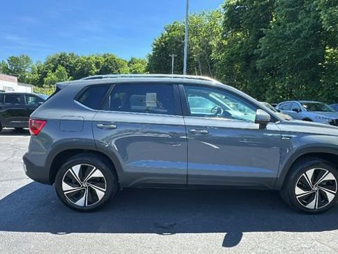 Used 2024 Volkswagen Taos SE w/ Panoramic Sunroof Package AWD/4WD image 4