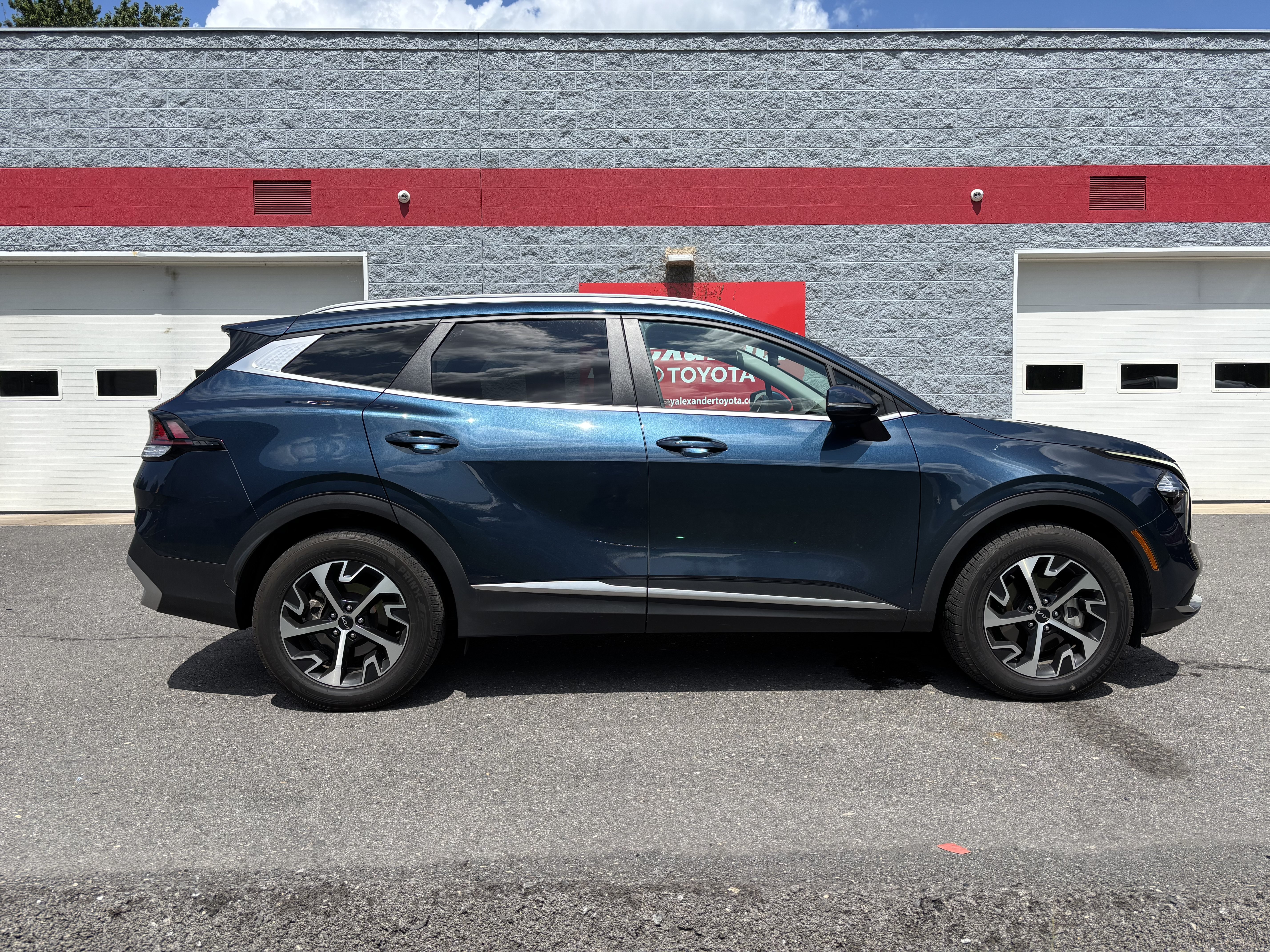Used 2023 Kia Sportage EX AWD/4WD image 2