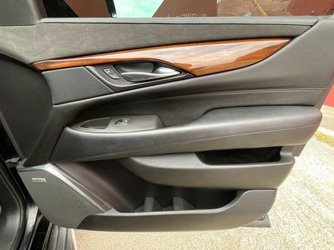 Used 2017 Cadillac Escalade Luxury AWD/4WD image 33