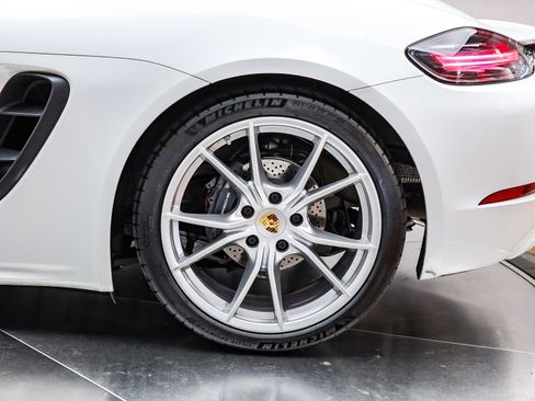 Used 2025 Porsche 718 Cayman image 9