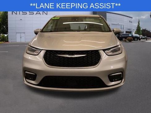 Used 2023 Chrysler Pacifica Touring-L FWD image 7