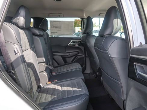 New 2025 Mitsubishi Outlander AWD image 18