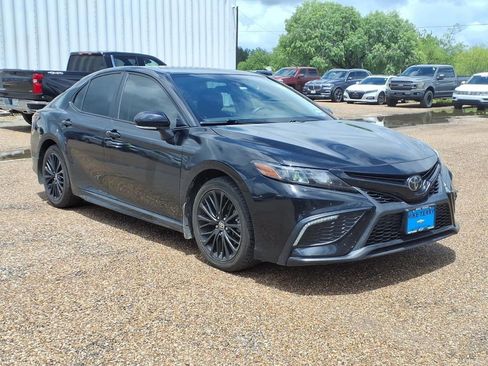 Used 2022 Toyota Camry SE FWD image 3