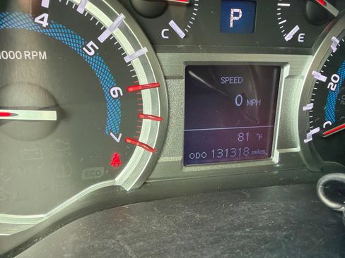 Used 2018 Toyota 4Runner SR5 AWD/4WD image 10
