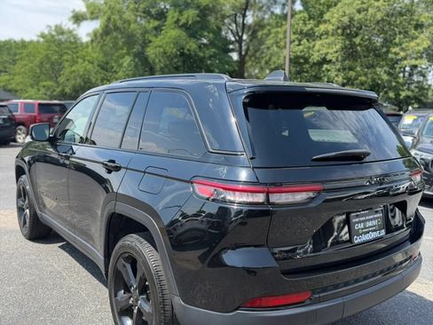 Used 2023 Jeep Grand Cherokee Altitude AWD/4WD image 3