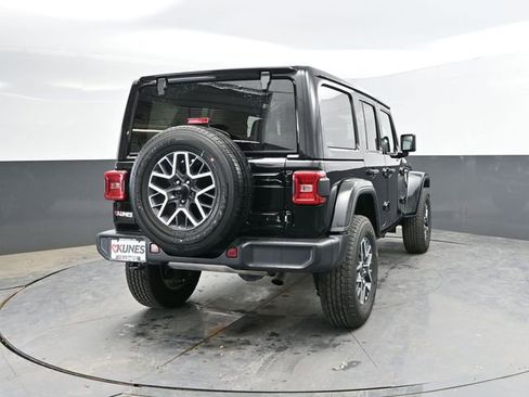 Used 2025 Jeep Wrangler Unlimited Sahara AWD/4WD image 9