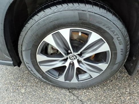 Used 2023 Toyota Highlander XLE AWD/4WD image 11
