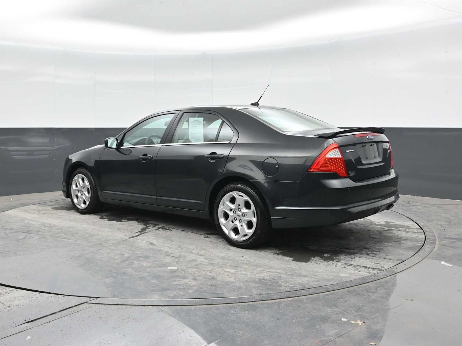 Used 2010 Ford Fusion SE FWD image 2