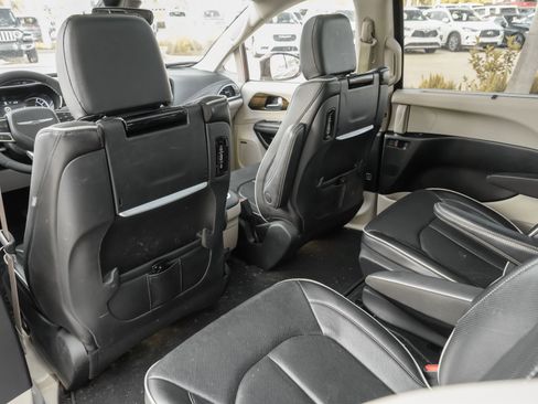 Used 2022 Chrysler Pacifica Limited w/ Uconnect Theater Family Group FWD image 18