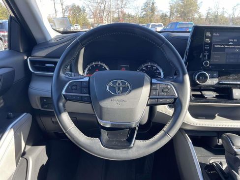 Used 2020 Toyota Highlander LE image 19