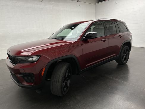 Used 2023 Jeep Grand Cherokee Altitude AWD/4WD image 4