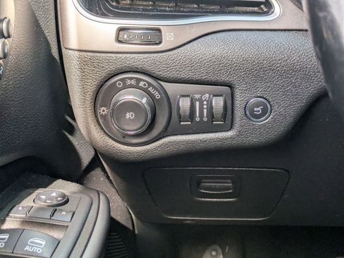 Used 2020 Jeep Cherokee Limited image 18