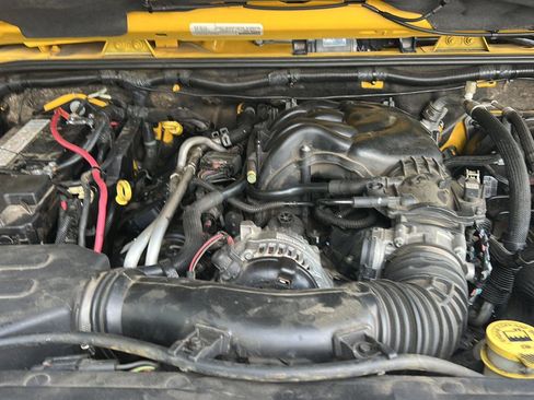 Used 2015 Jeep Wrangler Unlimited Rubicon w/ Connectivity Group image 34