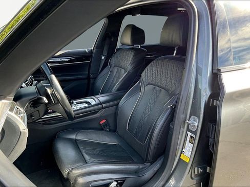 Used 2018 BMW 750i image 23