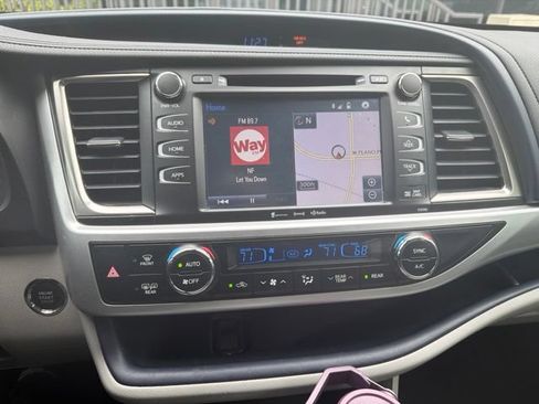 Used 2019 Toyota Highlander XLE FWD image 7
