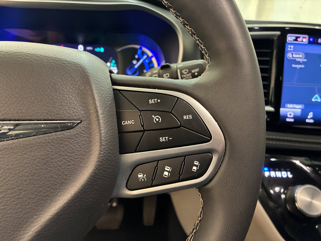 Used 2024 Chrysler Pacifica Limited FWD image 25
