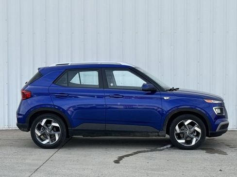 Used 2025 Hyundai Venue SEL image 3