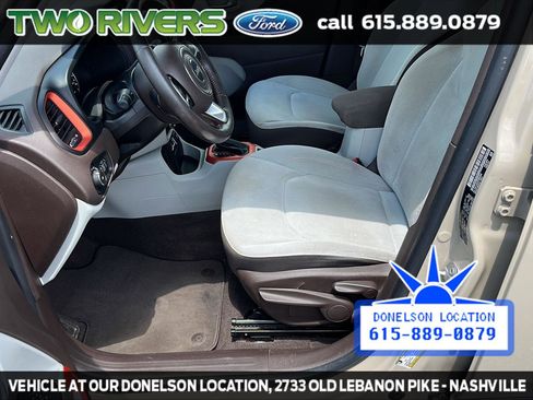 Used 2015 Jeep Renegade Latitude w/ Cold Weather Group FWD image 16