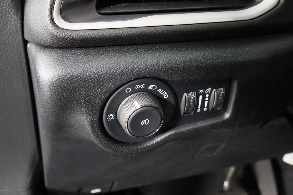 Used 2025 Chrysler Pacifica Select FWD image 24