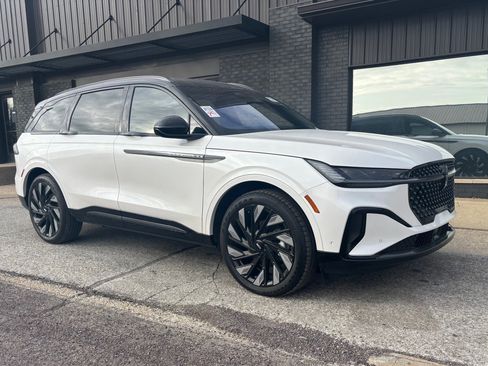 Used 2024 Lincoln Nautilus Reserve w/ Equipment Group 203A image 3