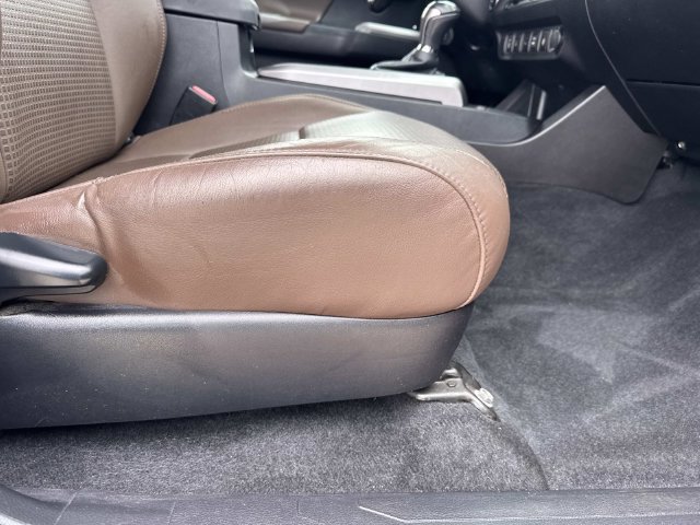 Used 2016 Toyota Tacoma Limited w/ Towing Package RWD image 11