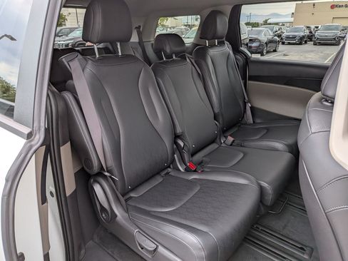 Used 2025 Kia Carnival FWD image 36