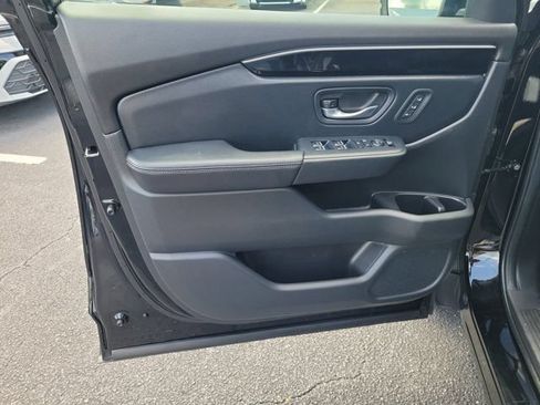 Certified 2025 Honda Pilot Touring image 17