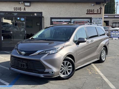 Used 2022 Toyota Sienna XLE w/ XLE Plus Package FWD image 1