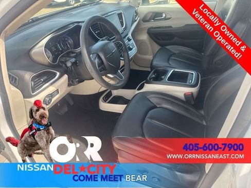 Used 2023 Chrysler Pacifica Touring-L image 14