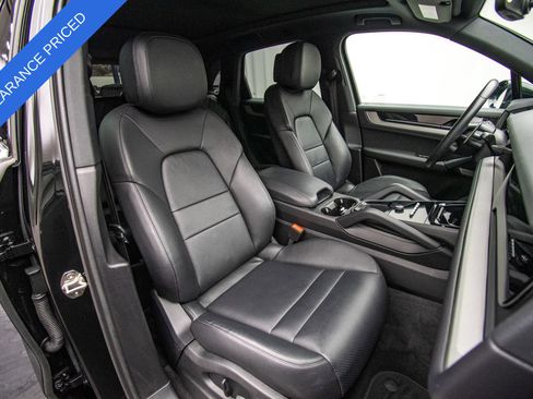 Used 2025 Porsche Cayenne AWD/4WD image 14