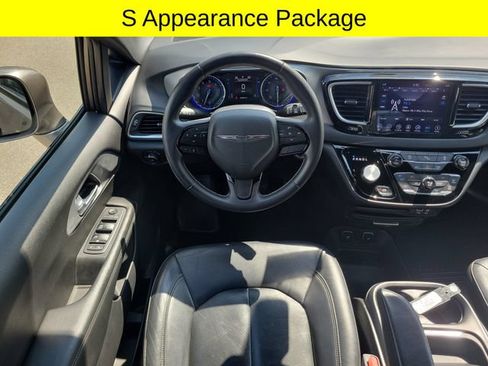 Used 2018 Chrysler Pacifica Touring-L w/ Premium Audio Group FWD image 8