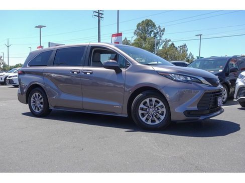 Certified 2021 Toyota Sienna LE FWD image 5