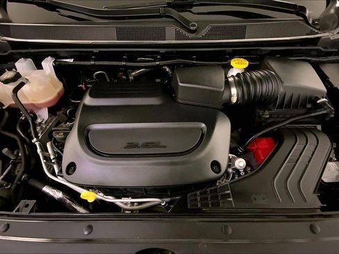 Used 2024 Chrysler Pacifica Limited w/ Uconnect Theater Family Group image 10