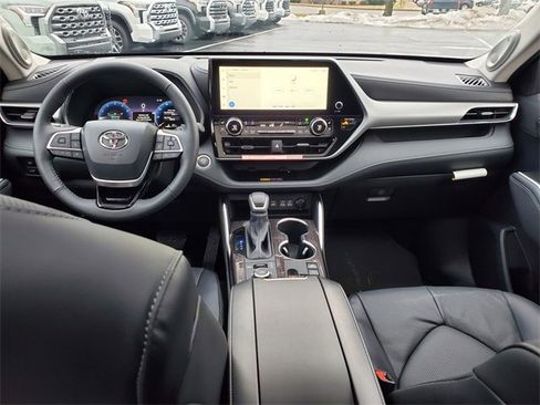 New 2026 Toyota Highlander Platinum image 13