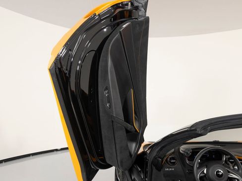Used 2024 McLaren 750S Spider RWD image 11