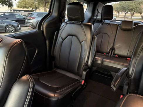 Used 2025 Chrysler Pacifica Select image 41