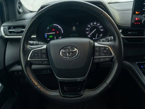 Used 2022 Toyota Sienna XLE Woodland Edition image 13