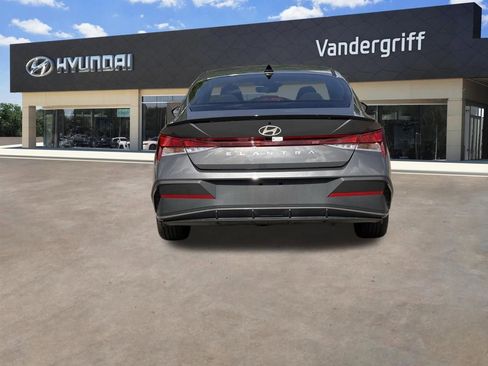 Used 2025 Hyundai Elantra Sport image 13