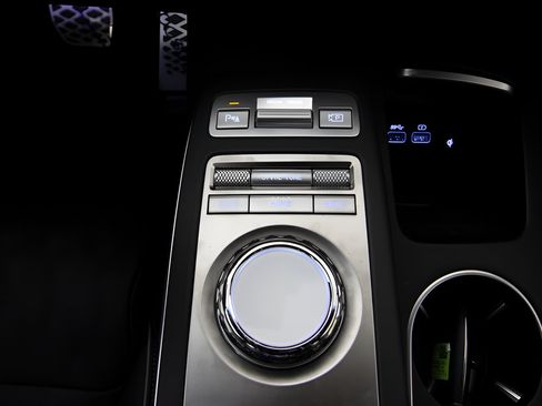 Used 2025 Genesis GV70 3.5T Sport w/ Sport Prestige Package AWD/4WD image 33