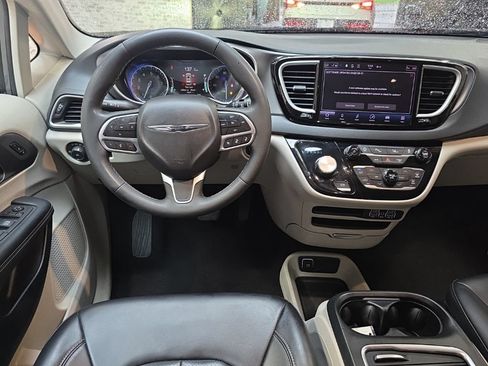 Used 2023 Chrysler Pacifica Touring-L FWD image 15