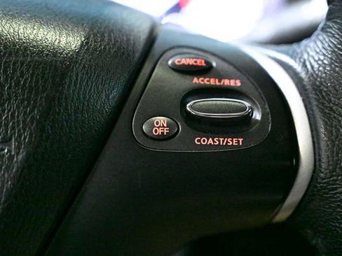 Used 2018 Nissan Pathfinder SV image 36