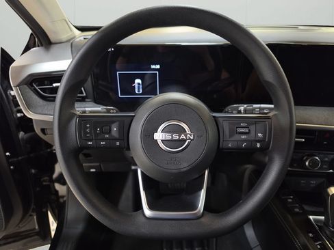 Used 2025 Nissan Kicks SV AWD/4WD image 18