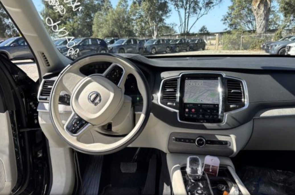 Used 2025 Volvo XC90 T8 Ultra w/ Protection Package AWD/4WD image 3