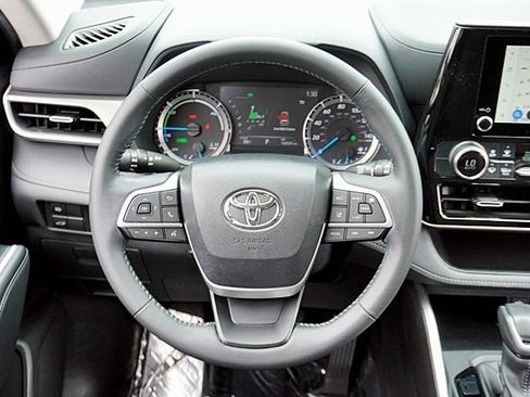 Used 2023 Toyota Highlander LE AWD/4WD image 29