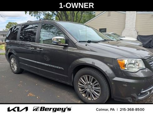 Used 2016 Chrysler Town & Country Touring-L FWD image 1