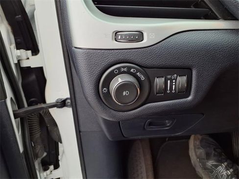 Used 2017 Jeep Cherokee Limited image 25