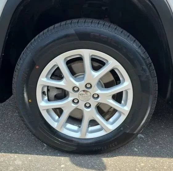 Used 2018 Jeep Cherokee Latitude Plus w/ Cold Weather Group AWD/4WD image 49
