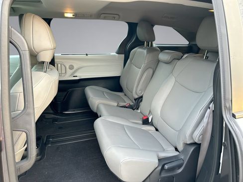 Used 2025 Toyota Sienna XLE FWD image 31